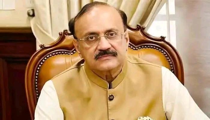 یہ احمد بچھر ہیں۔ تحریک انصاف کے ساتھ کھڑے رہنے اور پنجاب میں شریف فیملی کا مقابلہ کرنے کی پاداش میں انھیں نو مئی کے مقدمات سے لیکر کاروباری نقصانات تک اٹھانے پڑے۔ 

ان کی تقریباً دو سو ایکڑ پہ کھڑی گنے کی فصل وہیں سڑ گئی مگر انھیں کاٹنے کی اجازت نہیں ملی۔ اس دوران تمام سیاسی