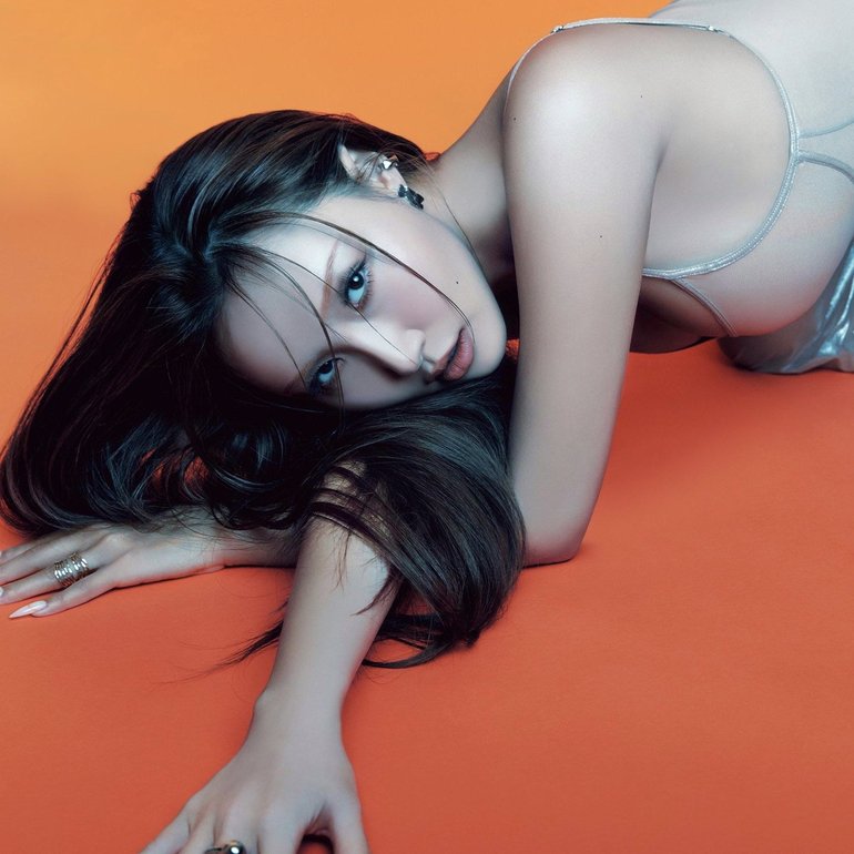 TheePopCore's tweet image. Happy 30th birthday to the absurdly talented, phenomenally gifted, breathtakingly stunning, and unapologetically fierce baddie, soulfully mesmerizing vocalist with an intoxicatingly beautiful voice, and fearlessly HWASA of MAMAMOO!