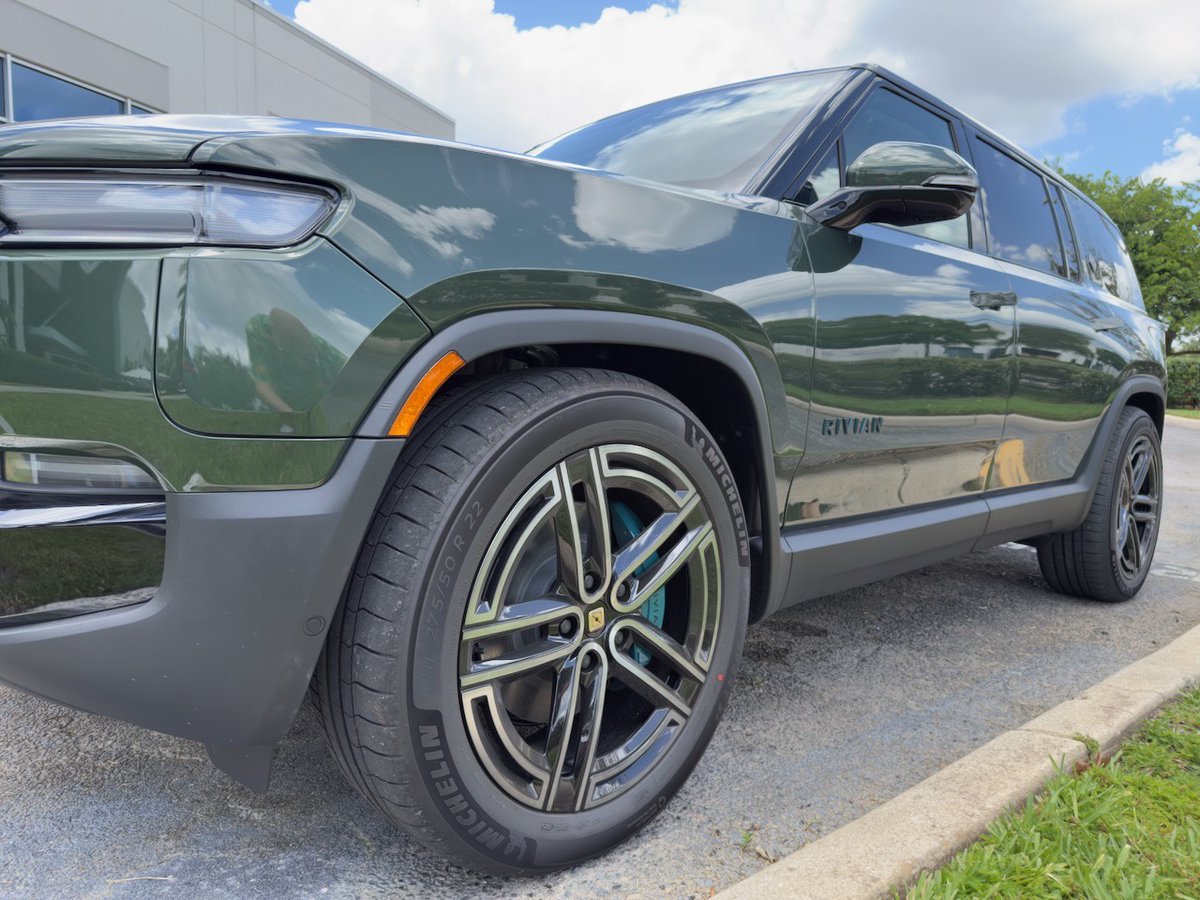 RivianTrackr's tweet image. Rivian just opened the configurator for the non-Launch Edition R1 Quad. Starts at $115,990 (R1T) and $121,990 (R1S) with deliveries expected between mid-September and mid-October 2025.
riviantrackr.com/news/rivian-op…