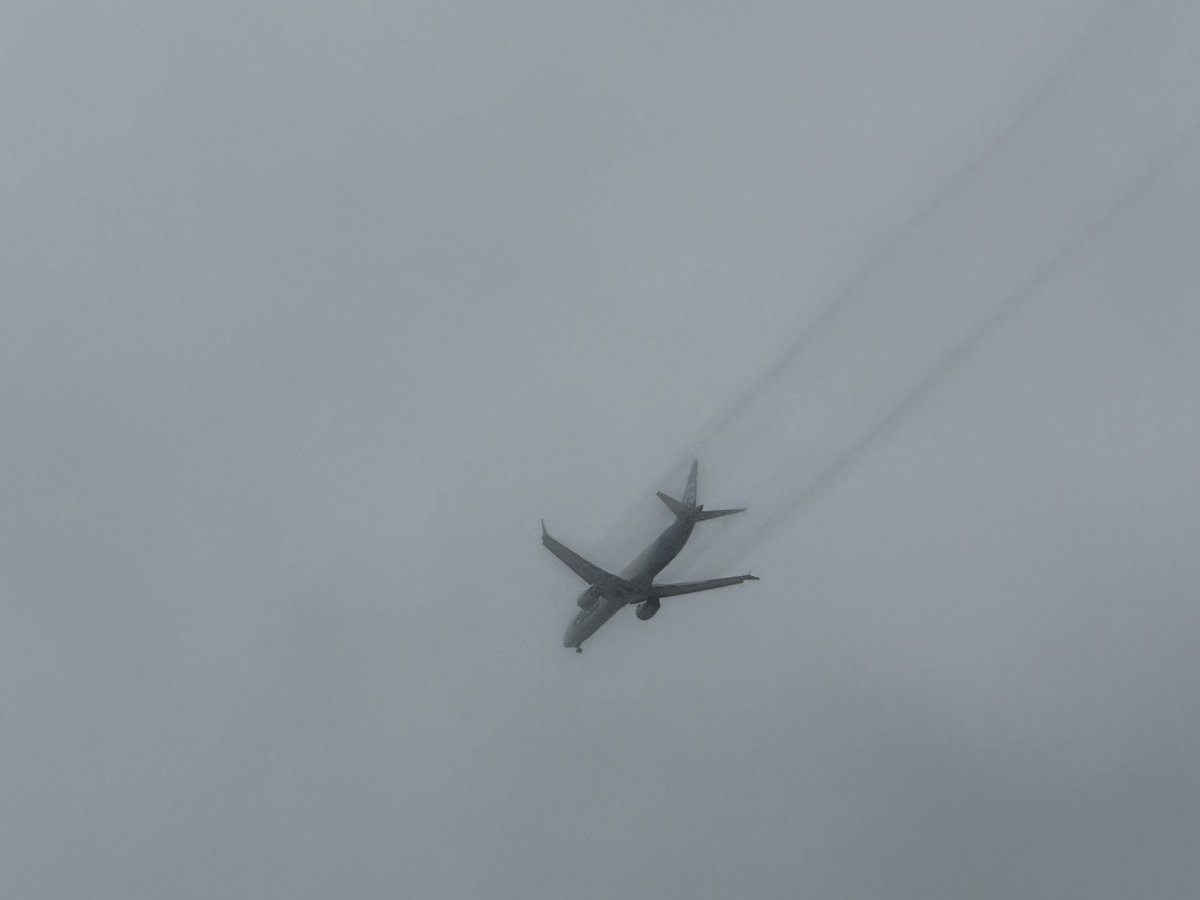 bluewaverider46's tweet image. Had to wait for the business to open for me to pick up the coffee for work.
Meanwhile it gave me a chance to get some pics of the water vapor trails from the planeβs landing at Sea-Tac
The clouds are incredibly low this morning! Just seconds before this I couldnβt see the plane