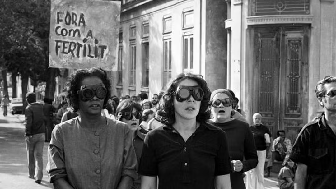 filomenaferret0's tweet photo. • #SinalDeAlerta (1978)
Escrita por Dias Gomes. Abordando temas como a poluição nas grandes cidades, as drogas e os protestos. Tião é um homem que enriquece rapidamente e se separa da sua mulher, Talita. Ele quer divorciar, mas ela não aceita. https://t.co/9CJXp7kPT8