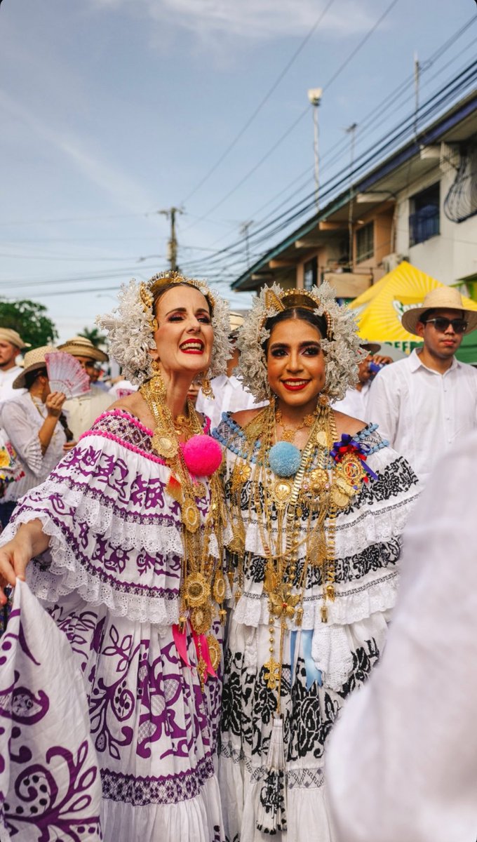 ¡Oh pollera panameña, 
flor que en la danza revuela, 
llevas la patria en tu vuelo 
y en tu bordado la estrella!

- Demetrio Herrera Sevillano 

Hoy celebramos con orgullo el Día de la Pollera Panameña, símbolo de identidad, elegancia y herencia cultural.Cada hilo bordado, cada