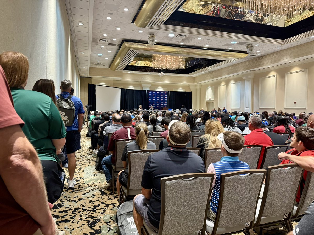 Kaylin_Rice's tweet image. Standing room only for @KimMulkey this morning at @TheLHSCA coaches clinic!