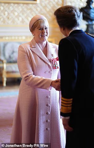 CulturalEpiph's tweet image. Sarah being awarded her CBE with proud family on standby! ✨
#SarahLancashire