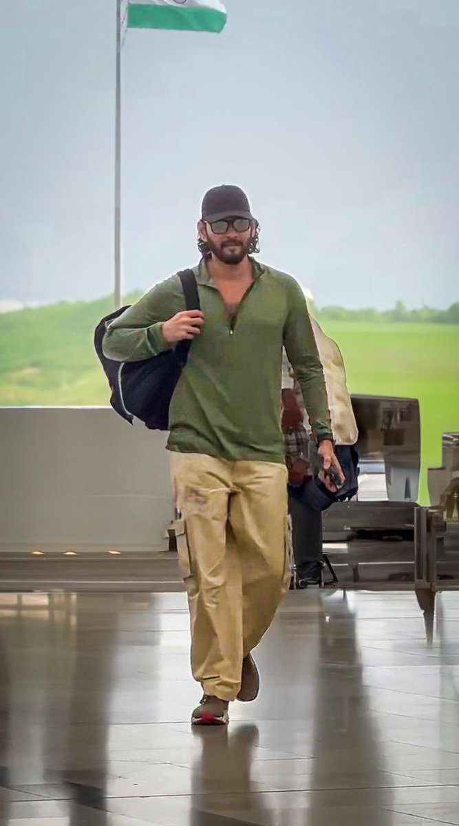 Kakinada_MBFC's tweet image. Nadiche Style Emo RocKING 🌟🔥

#SSMB29 #Athadu4k
@urstrulyMahesh