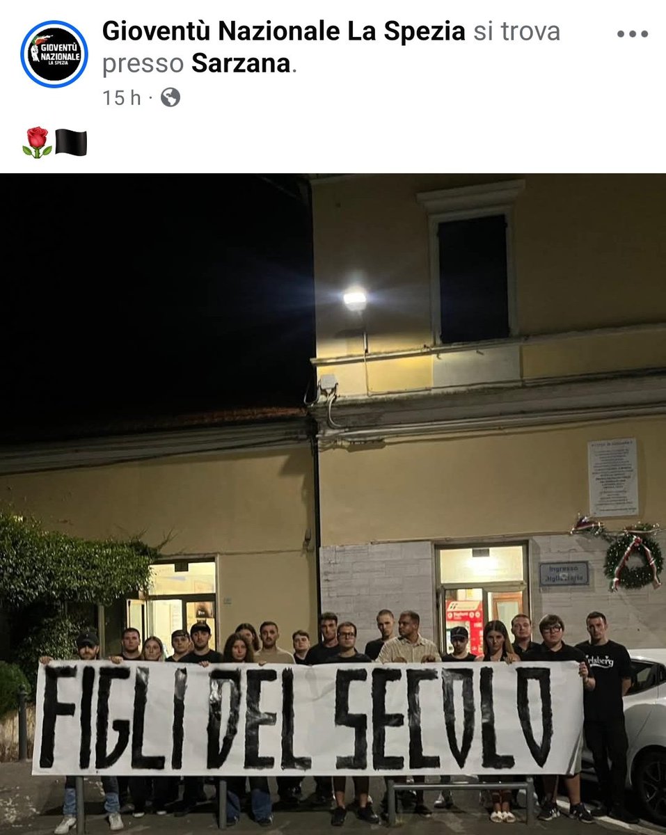 AlekosPrete's tweet image. Sarzana, 21 luglio. Nel giorno in cui si celebra la prima Resistenza antifascista del Paese, Gioventù Nazionale (FdI) espone uno striscione in omaggio ai fascisti del 1921. Lo fa sotto la lapide che ricorda la loro sconfitta. Accade nel Paese che governano. #matrice