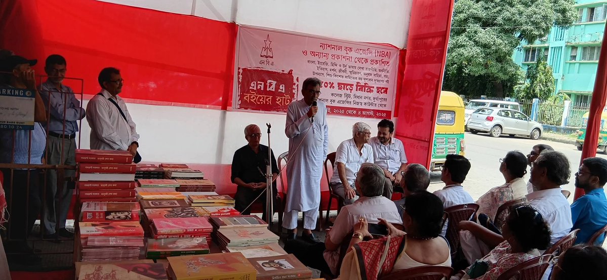 ShyaniBhattach2's tweet image. আজ থেকে শুরু হল 'ন্যাশনাল বুক এজেন্সি' (National Book Agency Pvt Ltd) -এর 'বইয়ের হাট'। কলেজস্ট্রীট, সল্টলেক ও দুর্গাপুরে সরাসরি NBA-র কাউন্টার থেকে ৫০% ছাড়ে দুষ্প্রাপ্য সব বই পাওয়া যাবে।
এই বইয়ের হাটের উদ্বোধন করেন সূর্যকান্ত মিশ্র সহ অন্যান্য ব্যক্তিবর্গ।
#NBA