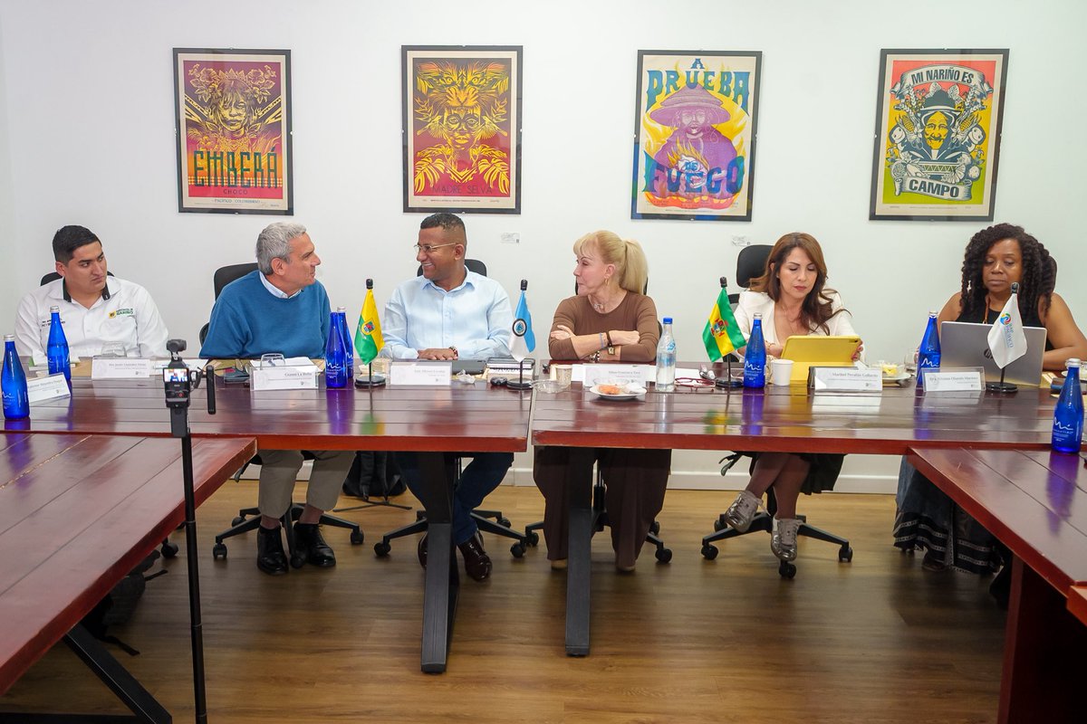 Luis Alfonso Escobar (@luisalfonsoesc) on Twitter photo Iniciamos el segundo día de agenda con Gianni La Bella en #Colombia.
Hoy el espacio de conversación es en la <a href="/rappacifico/">RAP Pacífico</a>, con la Gobernadora del Valle, <a href="/DilianFrancisca/">Dilian Francisca T.</a>, la secretaria de Gobierno del Cauca, Maribel Perafán, y representantes de <a href="/CRIC_Cauca/">Consejo Regional Indígena del Cauca (CRIC)</a>. Les contaremos cómo Iniciamos el segundo día de agenda con Gianni La Bella en #Colombia.
Hoy el espacio de conversación es en la <a href="/rappacifico/">RAP Pacífico</a>, con la Gobernadora del Valle, <a href="/DilianFrancisca/">Dilian Francisca T.</a>, la secretaria de Gobierno del Cauca, Maribel Perafán, y representantes de <a href="/CRIC_Cauca/">Consejo Regional Indígena del Cauca (CRIC)</a>. Les contaremos cómo