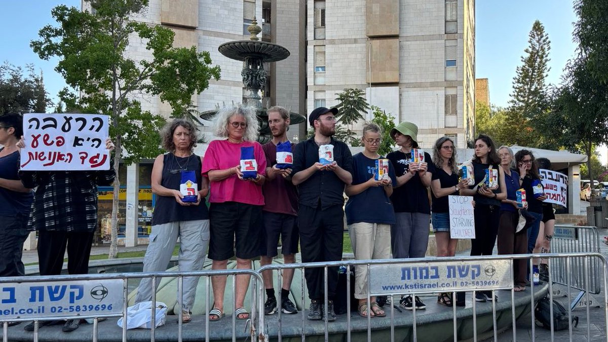 FreeJerusalem1's tweet image. גם בירושלים כמו בתל אביב עומדות הערב נגד ההרעבה ורצח העם בעזה. הדיווחים על התרחבות רעב קיצוני ומסכן חיים הולכים ומתרבים. כל יום נוסף של טבח ועינוי הנפש והגוף הוא קריטי. כל יום כזה הוא פשע נוסף. אסור לעמוד מנגד.
הצטרפו אלינו.