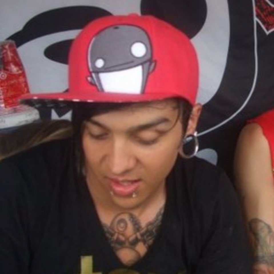 原来帽子上是一个小鲸鱼🐳吗，我之前以为这是一个o□O的表情