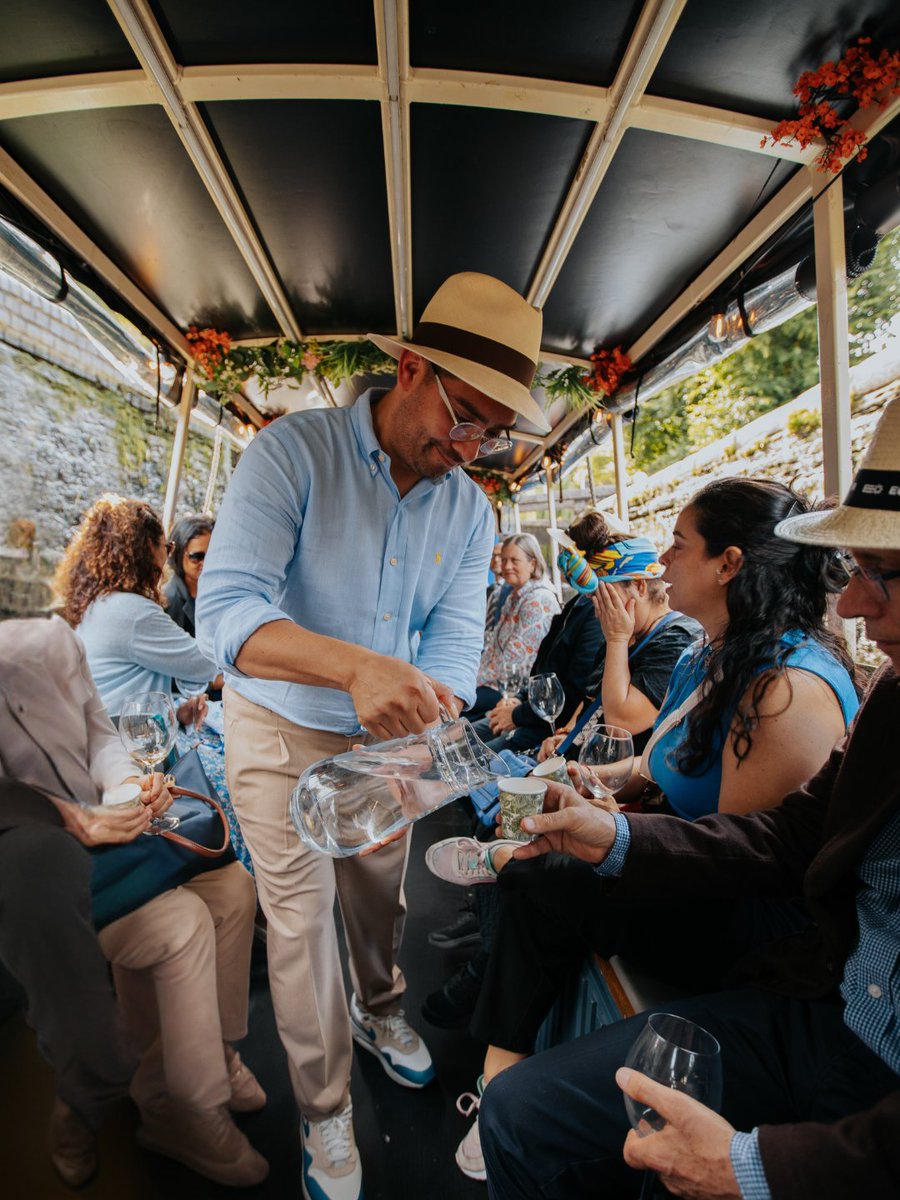 🇪🇨Ecuador dejó huella en Londres con una experiencia única que fusiona sabor, cultura y naturaleza.A bordo de un recorrido fluvial por el icónico Regent’s Canal,  presentamos “Ecuadorian Wine and Chocolate”, una vivencia sensorial organizada por el Ministerio de Turismo.🧵