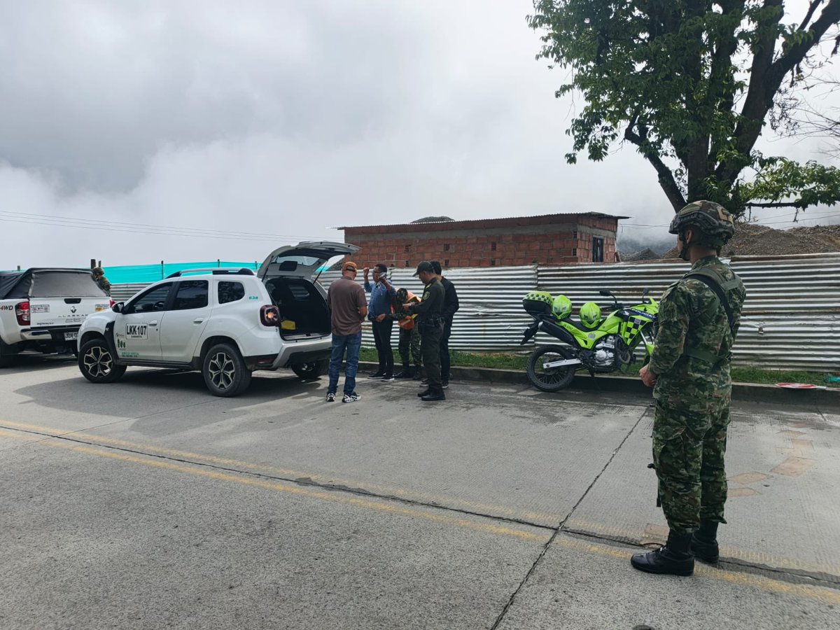 Ejercito_Div5's tweet image. En coordinación interinstitucional con la @PoliciaDeris, tropas del Batallón de Artillería de Campaña N.°8 San Mateo, de la #OctavaBrigada realizan un puesto de control en la vía que comunica a #Risaralda, con el departamento del #Chocó, para verificar a todos los viajeros y…