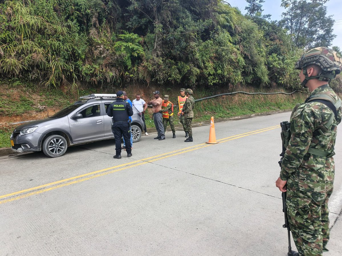Ejercito_Div5's tweet image. En coordinación interinstitucional con la @PoliciaDeris, tropas del Batallón de Artillería de Campaña N.°8 San Mateo, de la #OctavaBrigada realizan un puesto de control en la vía que comunica a #Risaralda, con el departamento del #Chocó, para verificar a todos los viajeros y…