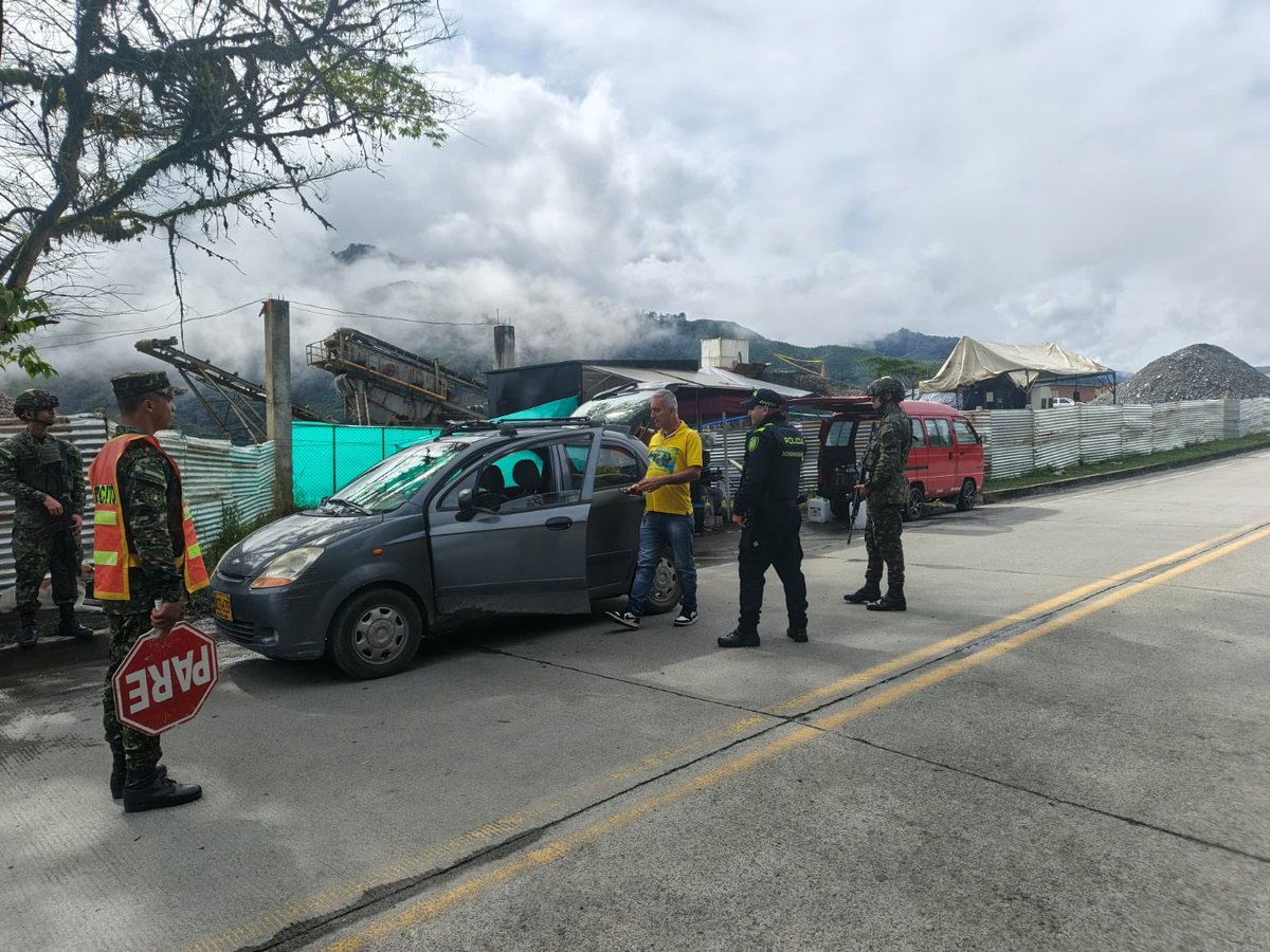 Ejercito_Div5's tweet image. En coordinación interinstitucional con la @PoliciaDeris, tropas del Batallón de Artillería de Campaña N.°8 San Mateo, de la #OctavaBrigada realizan un puesto de control en la vía que comunica a #Risaralda, con el departamento del #Chocó, para verificar a todos los viajeros y…