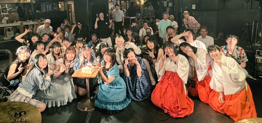 murakami_death's tweet image. アンコールが全員集合だったのですが
オカエリさんのパチモン「タダイマちゃん」が主役を差し置いて常に画角のセンターに陣取ってるんですよね。。
もうなんなんでしょうね、この人
動きが一番キレてるし