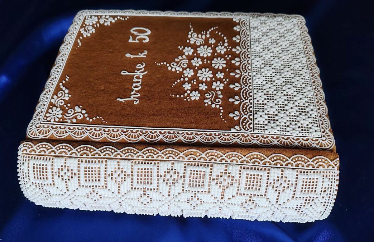 czechcookbook's tweet photo. Incredible gingerbread book made by  Medovníčky od Táničky in Slovakia. She bakes the gingerbread and hand pipes the frosting. 🤎 https://t.co/tnWJUC2gWQ