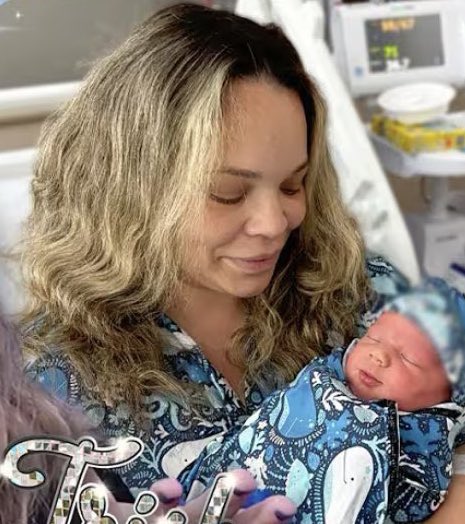 SGchartupdate's tweet image. Trisha Paytas new child shares the same birthday as Selena Gomez ❤️
