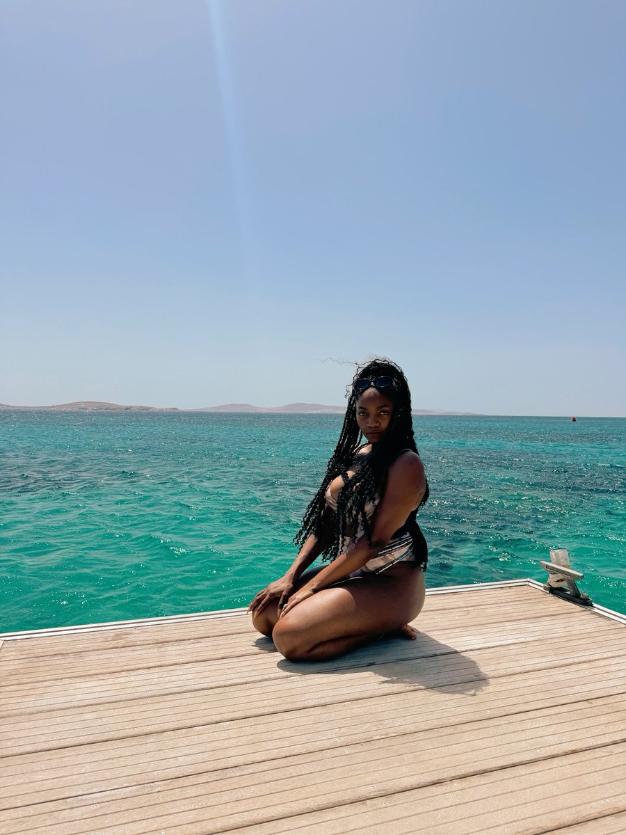 Ugxchukwu's tweet image. Simi takes center stage as our #ArtistOfTheWeek! 🎶 Soulful, empowering, pure magic.
Catch the vibes: Verano Fest, Aug 31st. National Stadium, Lagos.
#VeranoNigeria #SimiMagic #ThingsToDoInLagos #VeranoFestNg @SympLySimi @VeranoNigeria