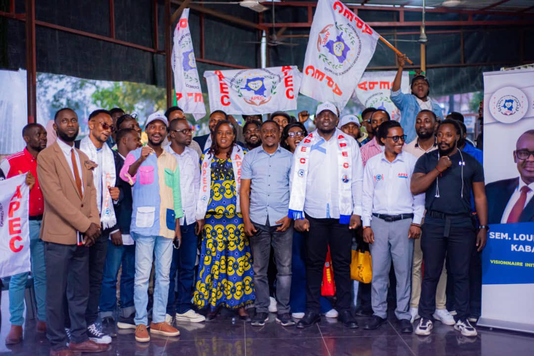 up_dominique's tweet photo. LANCEMENT OFFICIEL DE LA DYNAMIQUE D’ÉVEIL DE CONSCIENCE NATIONALE

En ma qualité de Secrétaire général de l’APEC, j’ai eu l’honneur de lancer officiellement, ce dimanche 20 juillet 2025, la campagne d’éveil patriotique au sein de la Fédération de Mont-Amba, dirigée par le patriote Sking Vonda, en présence des cadres nationaux du parti.

Cette dynamique vise à réveiller les consciences autour de la responsabilité citoyenne, de l’éthique et de l’engagement collectif, socles indispensables à une révolution humaine profonde et à un changement durable en RDC.

J’ai rappelé que le patriotisme ne doit pas rester un idéal abstrait, mais devenir une culture de vie, une ligne d’action quotidienne fondée sur l’intégrité et l’amour de la patrie. C’est dans cette vision que s’inscrit la nouvelle civilisation politique prônée par l’APEC.

Mont-Amba donne ainsi le ton d’une campagne nationale qui se déploiera dans toutes les fédérations, à travers des activités éducatives, des débats citoyens et des actions communautaires.

Ensemble, bâtissons une République éveillée, fière et engagée.

#ÉveilPatriotique 🇨🇩
#ConscienceNationale
#PatriotismeActif
#NouvelleCivilisation
#APECenAction
#MontAmbaSeLève
#EngagementCitoyen
#RDCÉveillée
#ChangementDurable
#RévolutionHumaine
#FiertéNationale
#ResponsabilitéCollective
#LeadershipPatriotique
#UnCongoFor @APEC_RDCongo