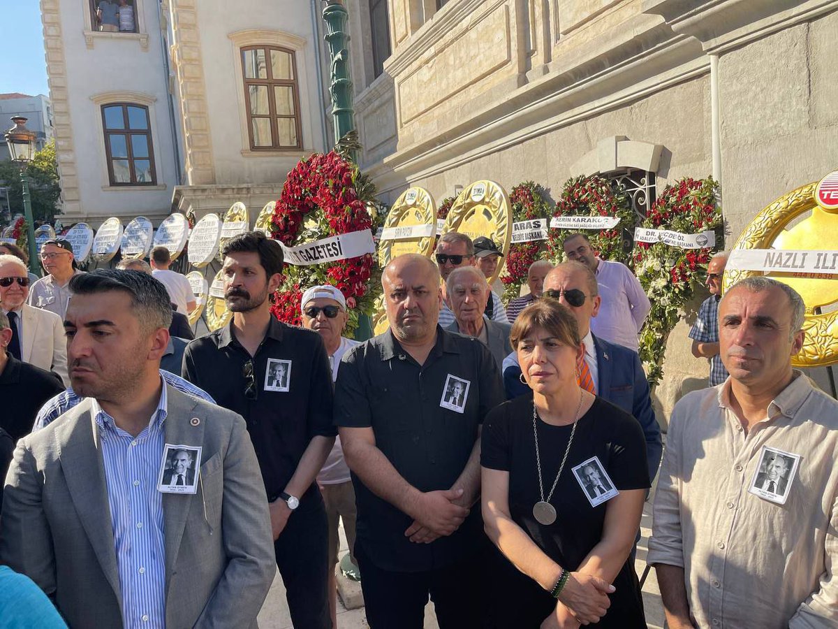 dempartistanbul's tweet image. Gazeteci, yazar ve siyasetçi Altan Öymen’i son yolculuğuna uğurladık.
Teşvikiye Camii’nde düzenlenen cenaze törenine, HDK Eş Sözcüsü Meral Danış Beştaş, İl Eş Başkanımız Çınar Altan, milletvekillerimiz Cengiz Çiçek, Celal Fırat ve il yöneticilerimizle birlikte katıldık. Altan…