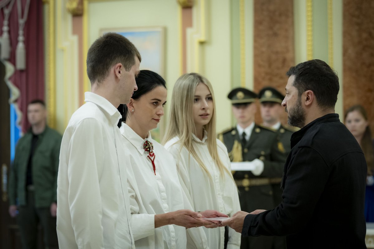 APUkraine's tweet image. Президент України Володимир Зеленський вручив сертифікати на отримання квартир Героям України та рідним воїнів, удостоєних цього звання посмертно.
Детальніше: bit.ly/4517j0S