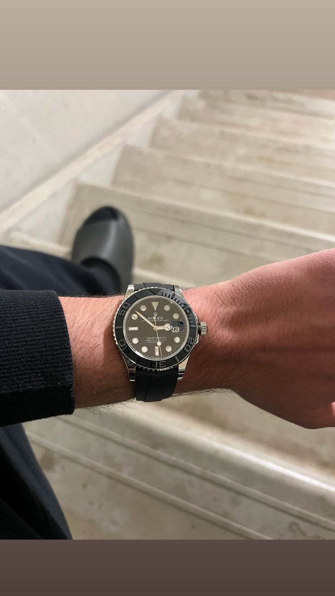 mb7003z's tweet photo. Iemand zijn jaar salaris om mijn pols terwijl ik nog minderjarig ben???? https://t.co/MTfoGpvHuP