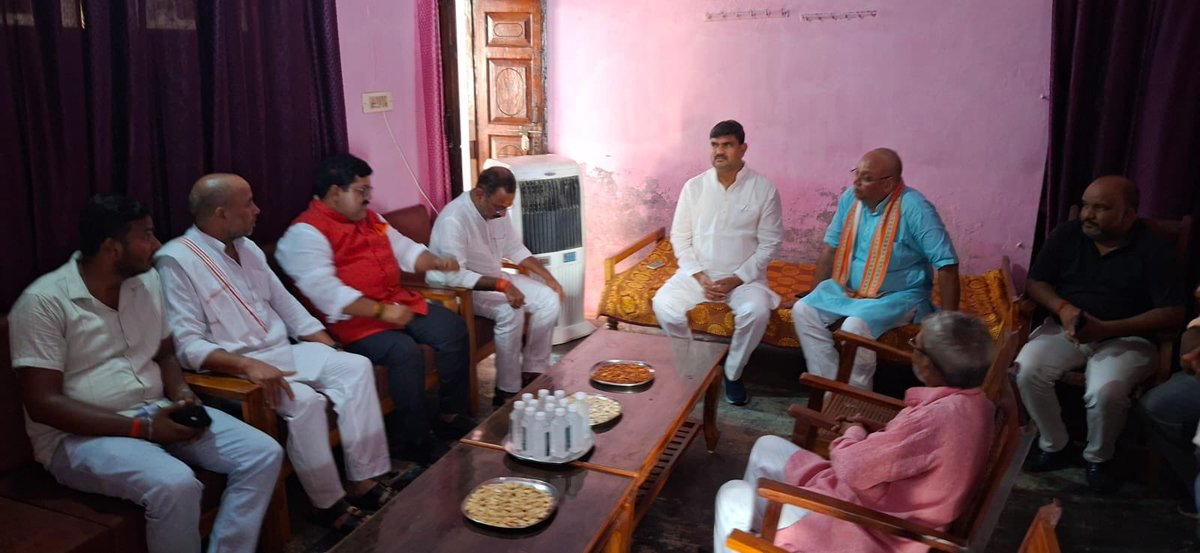 idharampalsingh's tweet image. आज उन्नाव में भाजपा जिला प्रभारी श्री नीरज सिंह जी के छोटे भाई स्व. श्री रवीन्द्र कुमार सिंह के निधन के पश्चात उनके आवास पर पुष्पांजलि कर परिवार को संवेदना प्रकट की। ईश्वर परिवार पर हुए वज्रपात को सहने की शक्ति दे।
प्रभु दिवंगत आत्मा को अपने श्रीचरणों में स्थान दें।