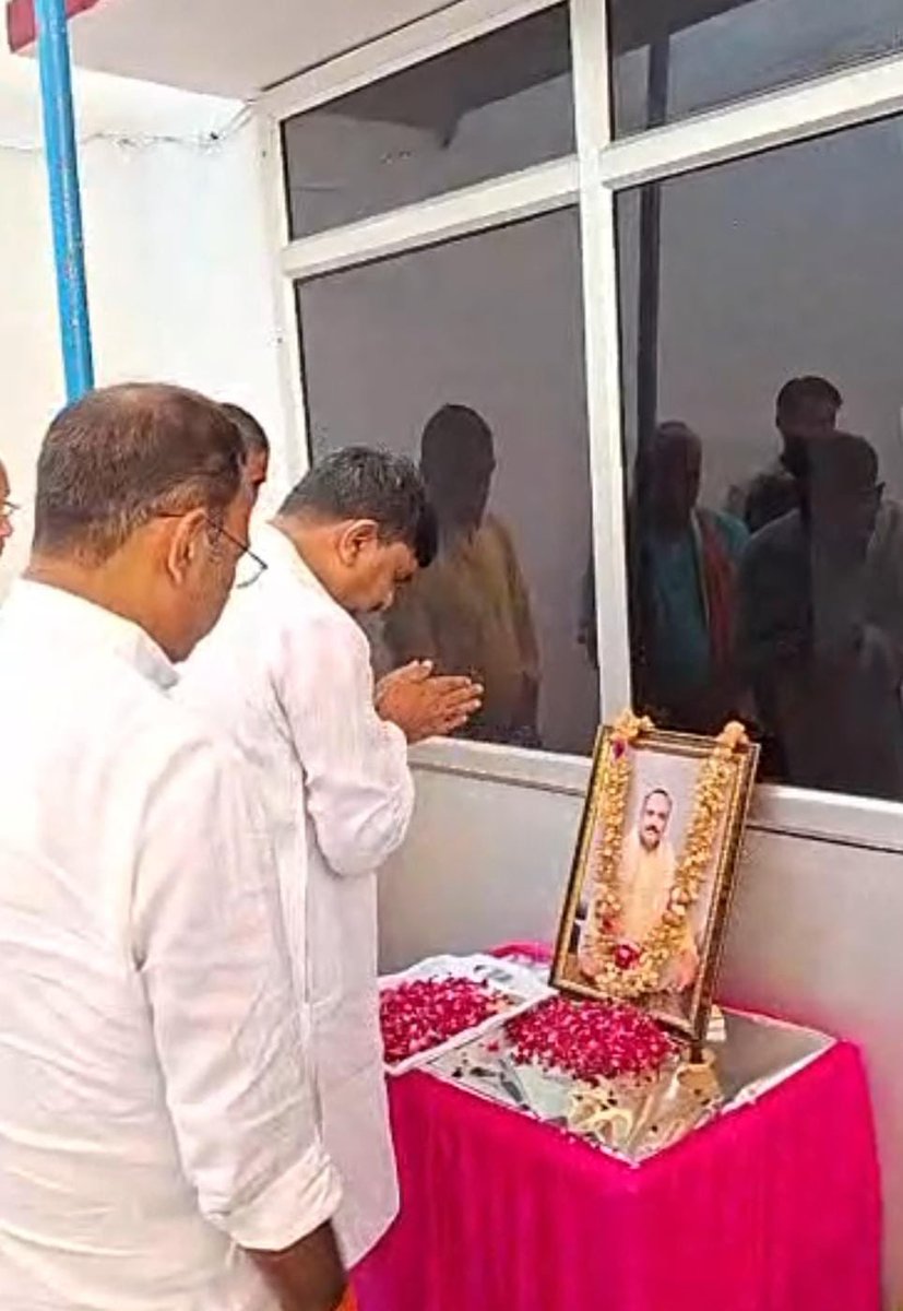 idharampalsingh's tweet image. आज उन्नाव में भाजपा जिला प्रभारी श्री नीरज सिंह जी के छोटे भाई स्व. श्री रवीन्द्र कुमार सिंह के निधन के पश्चात उनके आवास पर पुष्पांजलि कर परिवार को संवेदना प्रकट की। ईश्वर परिवार पर हुए वज्रपात को सहने की शक्ति दे।
प्रभु दिवंगत आत्मा को अपने श्रीचरणों में स्थान दें।