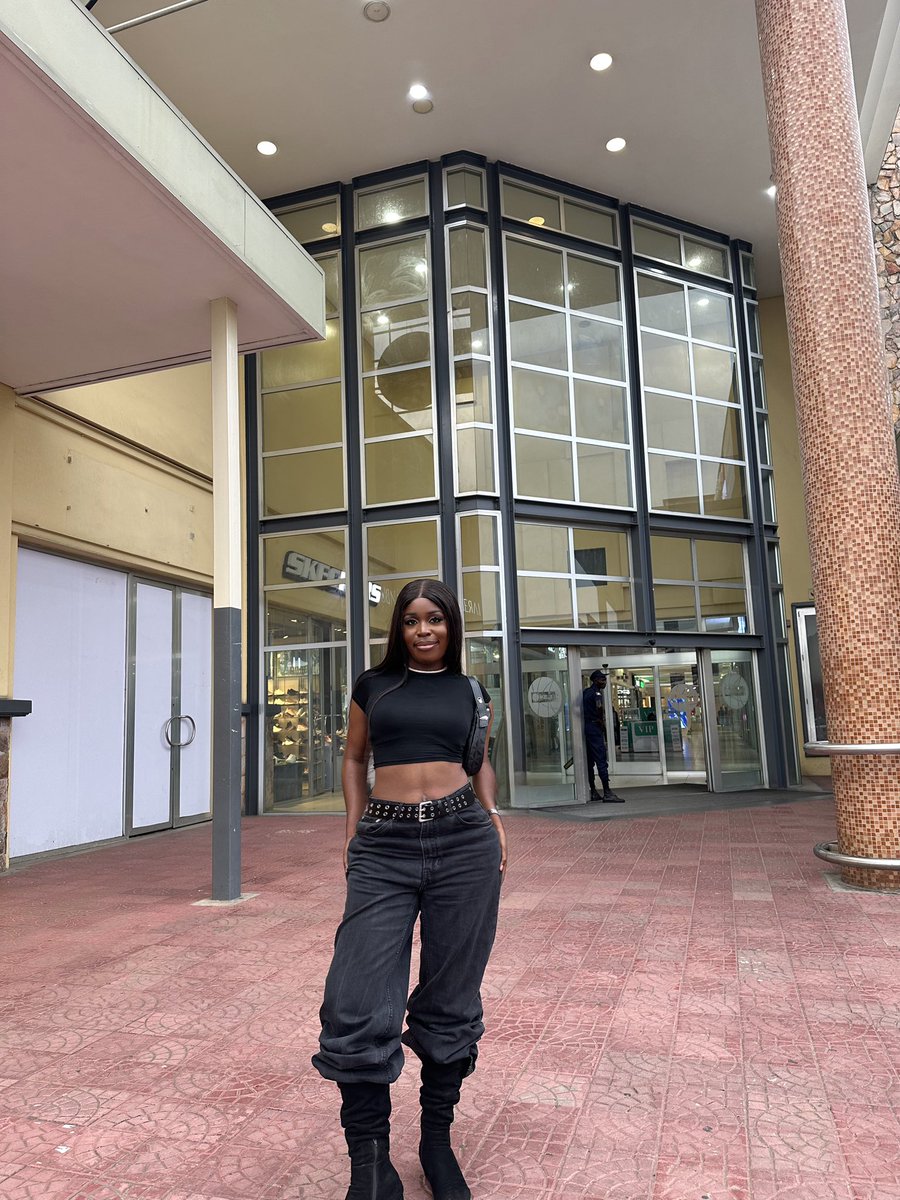 idiku_'s tweet photo. I’m backkkk🤭 so tell me beautiful people, what’d I miss🌚

#vixen #explore https://t.co/NaqId5n44o