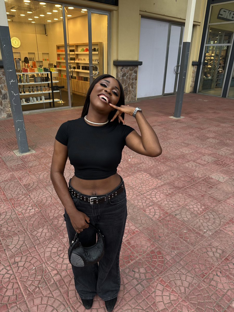 idiku_'s tweet photo. I’m backkkk🤭 so tell me beautiful people, what’d I miss🌚

#vixen #explore https://t.co/NaqId5n44o