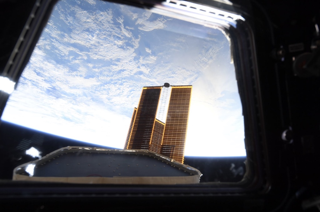 AstroPeggy's tweet image. I snapped this photo on the @Space_Station just a few days ago. The solar arrays are not only beautiful, but an incredible display of engineering.