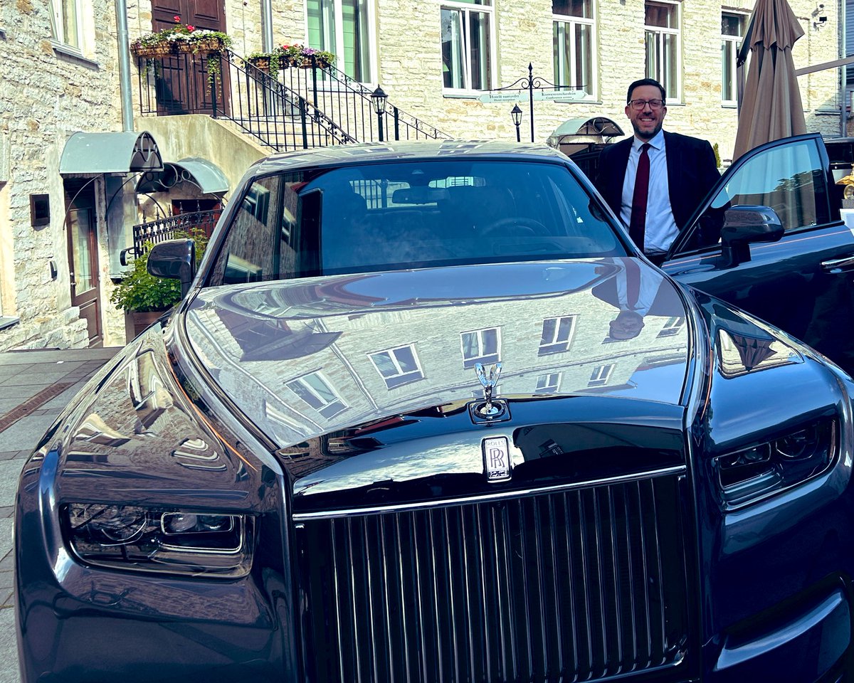 rceallen's tweet image. Hard to choose between the 1913 Silver Ghost or the 2025 Phantom….
Thank you to Tallinn’s Chocolala chocolate shop for the delightful gifts for every 20 Ghosts Club owner!
🇬🇧🇪🇪