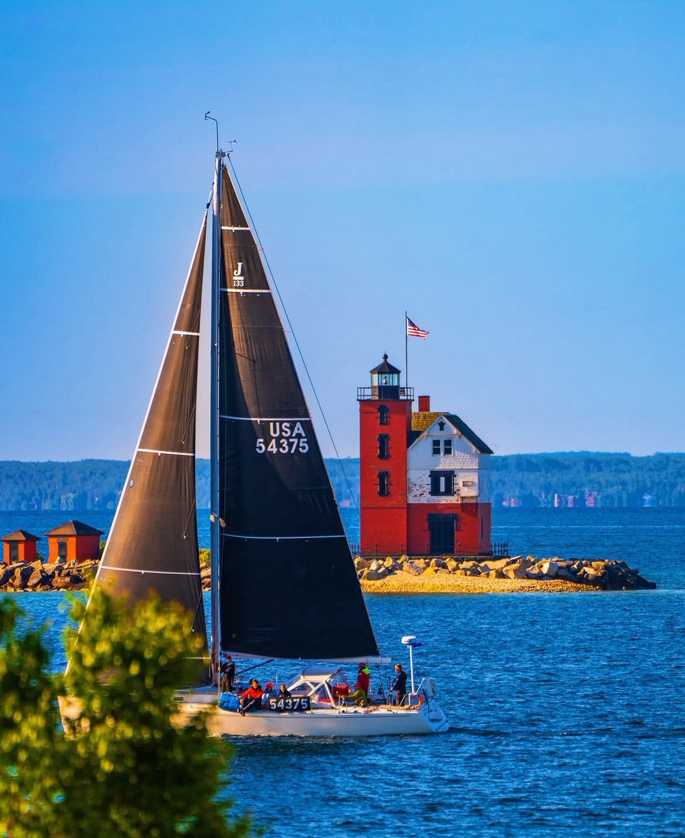 MustangLounge's tweet image. Chicago to Mackinac finish line ⛵️☀️🌊