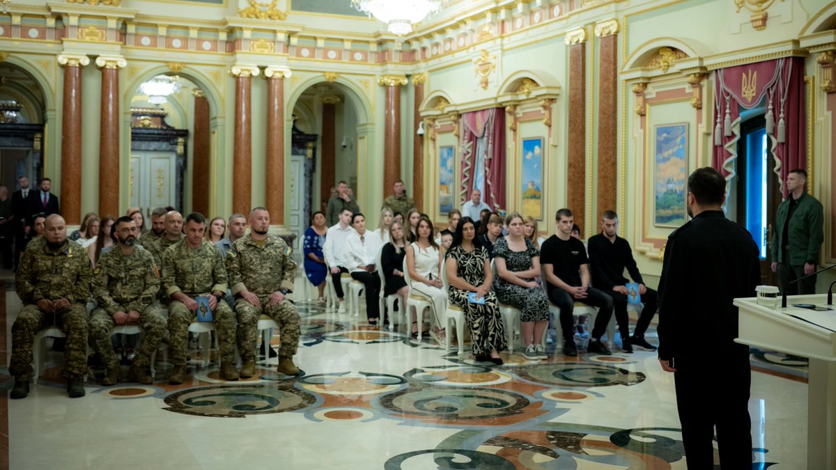 APUkraine's tweet image. Президент України Володимир Зеленський вручив сертифікати на отримання квартир Героям України та рідним воїнів, удостоєних цього звання посмертно.
Детальніше: bit.ly/4517j0S