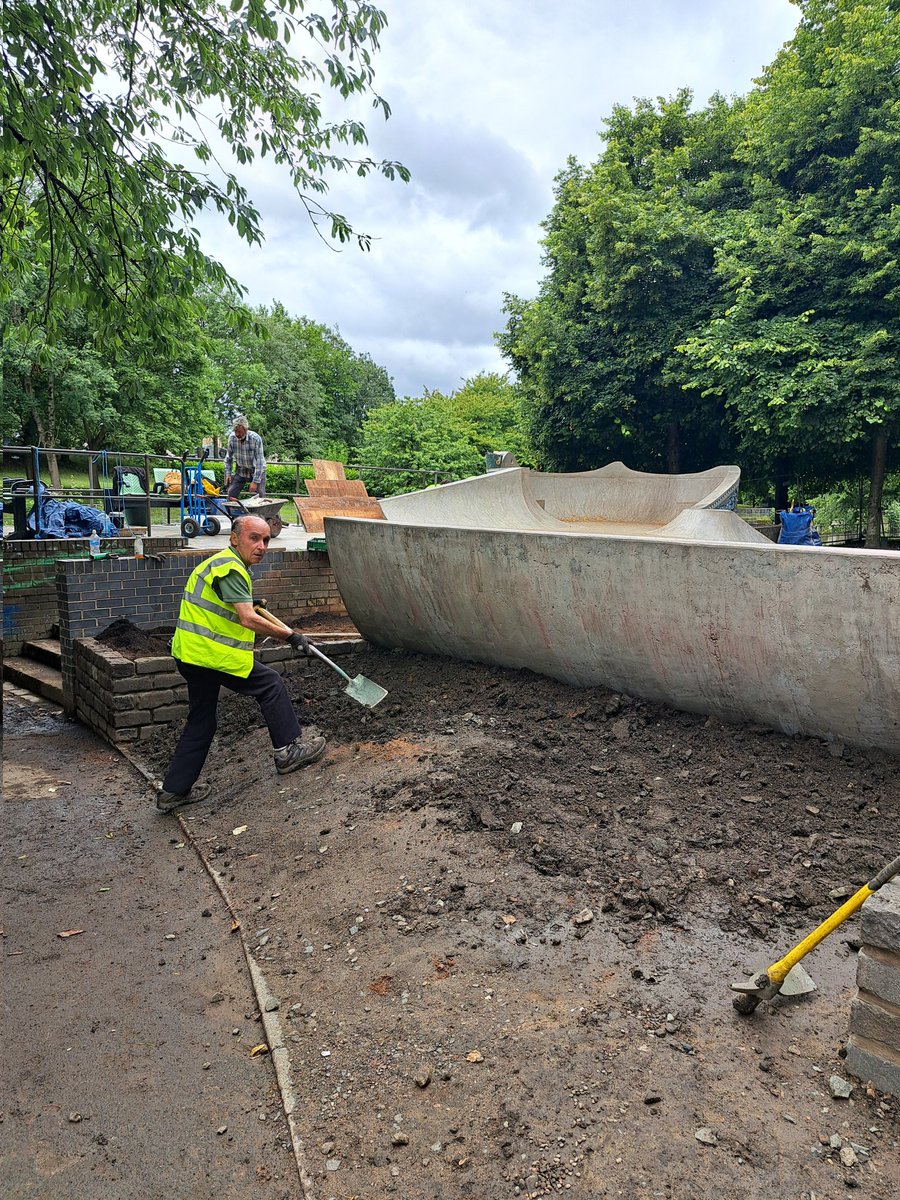 WOLCT's tweet image. Three teams in Leith today.
 1. Three mini meadows surveyed to check on diversity 
2. Litter picking crew, tidied from the Shore to West Bowlin Green St
3. Skate park team continued the landscaping work with some hard, digging, raking and planting.