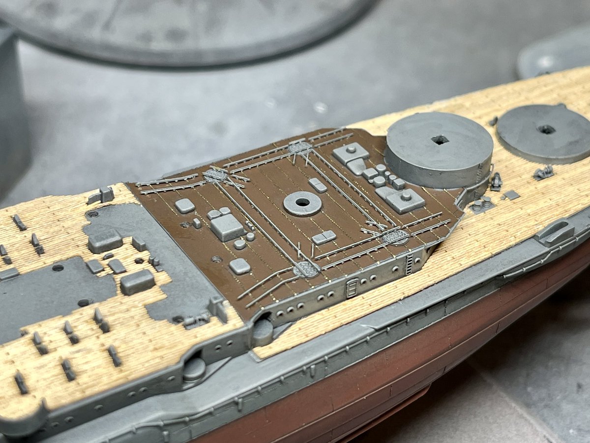 tri_3_'s tweet image. フジミ陸奥、水上機運搬軌条の設置完了。やはり汎用品でやると既製品より手間がかかります😅しかしここがプラモールドのままだと全体のバランスが取れなくなってしまうので必要な作業なのです