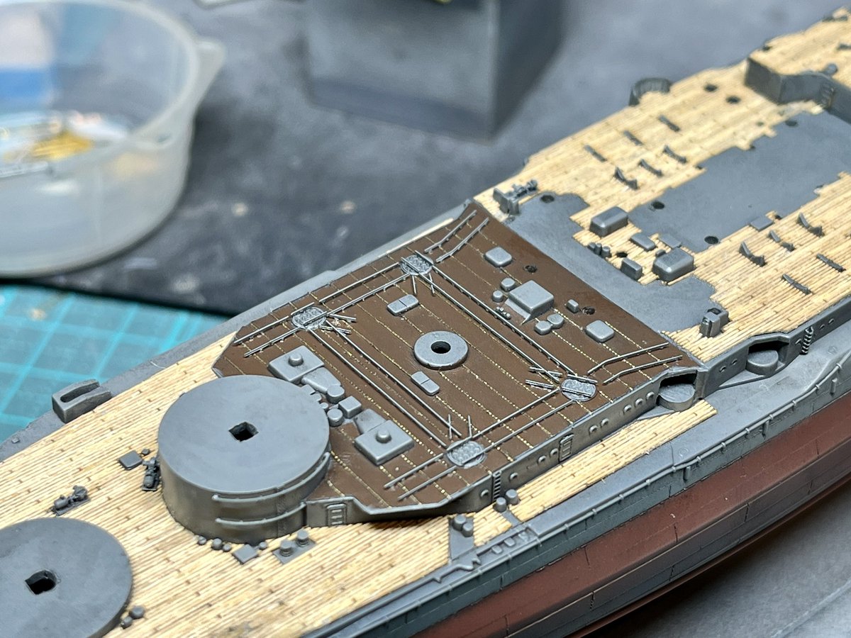 tri_3_'s tweet image. フジミ陸奥、水上機運搬軌条の設置完了。やはり汎用品でやると既製品より手間がかかります😅しかしここがプラモールドのままだと全体のバランスが取れなくなってしまうので必要な作業なのです