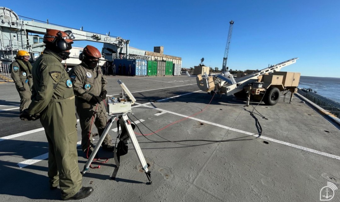 Trotes936897's tweet image. RQ1 - Scan Eagle in operation on the Atlântico aircraft carrier.