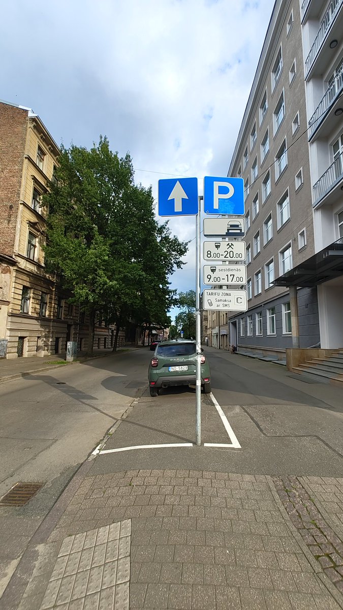 Es, protams, saprotu, ka kokus stādīt ir labi, bet šis tā kā būtu normāls veids kā slēgt stāvietas darbiem? Kaut kāda laminēta lapele ar CSN neeksistējošu simbolu kamēr esošo zīmju darbība nav apturēta. Kurš departaments? <a href="/MartaKotello/">Marta Kotello</a> <a href="/Elina_Treija/">Elina Treija</a> <a href="/RigasDome/">Rīga</a> <a href="/Rigassatiksme_/">Rīgas satiksme</a>