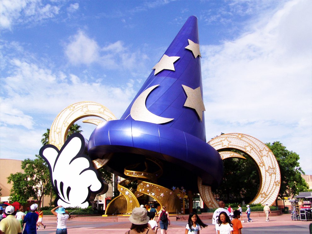 TheHorizoneer's tweet photo. If I had a nickel for every time Disney's Hollywood Studios had an oversized Sorcerer Mickey's hat, I'd have two nickels - which isn't a lot, but it's weird that it happened twice. https://t.co/gHFXnbFjYA
