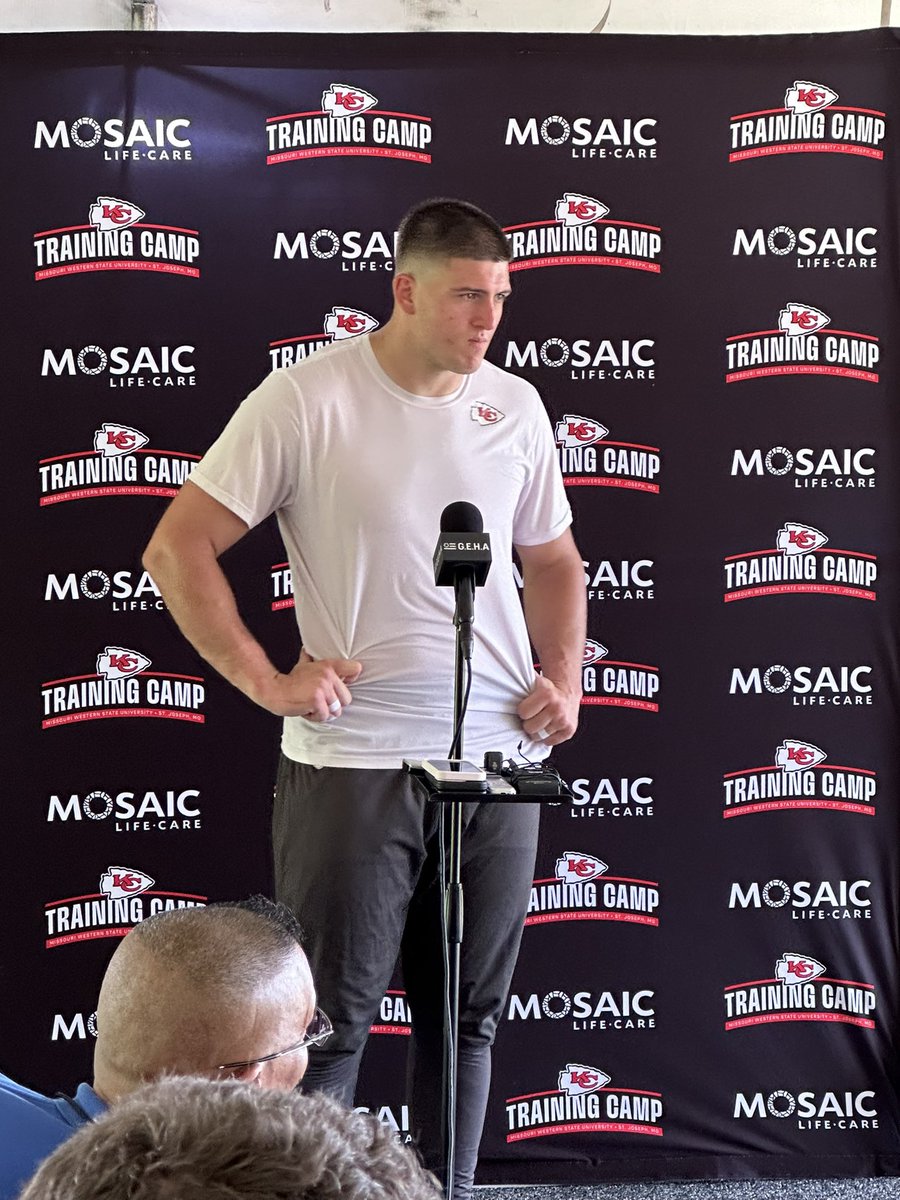 MattFosterTV's tweet image. Fresh off a new deal, George Karlaftis on remaining in KC for years to come:
“I wanna be here. And I’m going to be here.”
Chris Jones from the side: “Call him G-money now!” 💰 #ChiefsKingdom