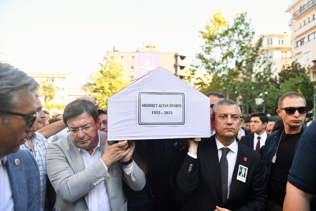 ozgurcelikchp's tweet image. Cumhuriyet Halk Partimizin önceki Genel Başkanlarından, Cumhuriyet'in en kıdemli gazetecilerinden Altan Öymen'i sonsuzluğa uğurladık.
Altan Öymen'in Cumhuriyet'e, demokrasiye ve adalete bağlılığı; mücadelemize ışık olmaya devam edecek.
Mekanı cennet, ruhu şad olsun. Başımız…