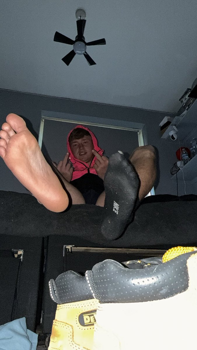 alphamasterjayy's tweet photo. Who’s worshiping masters dirty soles 🤑
#cashfag #cashmaster #scally #findom #dom https://t.co/MdGX6X4wxt