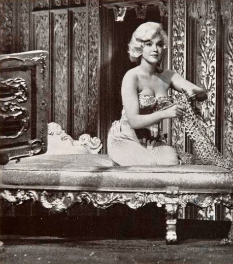 evfrapiere's tweet image. Movie Memorabilia©️
In 1960,
Marilyn Monroe's romantic comedy
“Let's Make Love” featured
a Rocco-style #chaise lounge that
was eventually auctioned for $56,000.
In #retrospect, it could have fetched
a higher price, but Sotheby’s #promised
to sell it for upwards of…