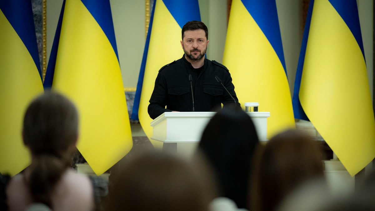 APUkraine's tweet image. Президент України Володимир Зеленський вручив сертифікати на отримання квартир Героям України та рідним воїнів, удостоєних цього звання посмертно.
Детальніше: bit.ly/4517j0S
