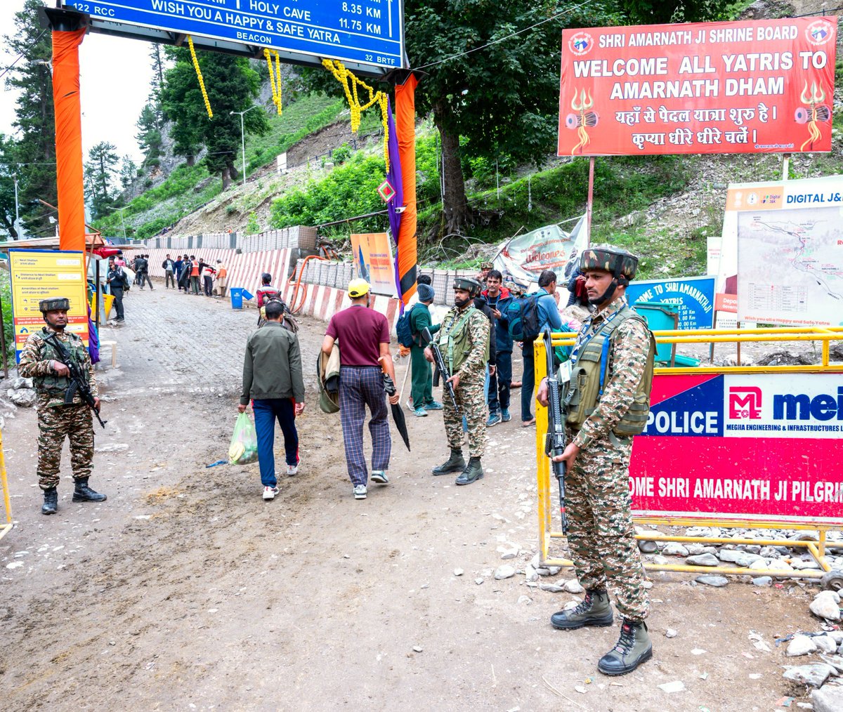 crpf_srinagar's tweet photo. With unwavering dedication, Srinagar Sector CRPF is committed in safeguarding the pilgrims on the sacred Baltal route during #ShriAmarnathJiYatra2025

Our all-women ‘May I Help You’ and Mountain Rescue Teams remain vigilant in ensuring a safe, secure and spiritual journey. https://t.co/vhAYhMhaUD