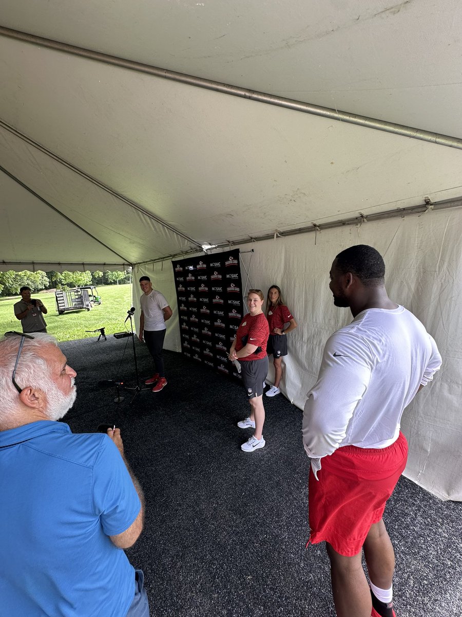 KCChiefs_Matt's tweet image. Chris Jones made sure to stop by George Karlaftis’ presser after practice. Proud older brother vibes 😂