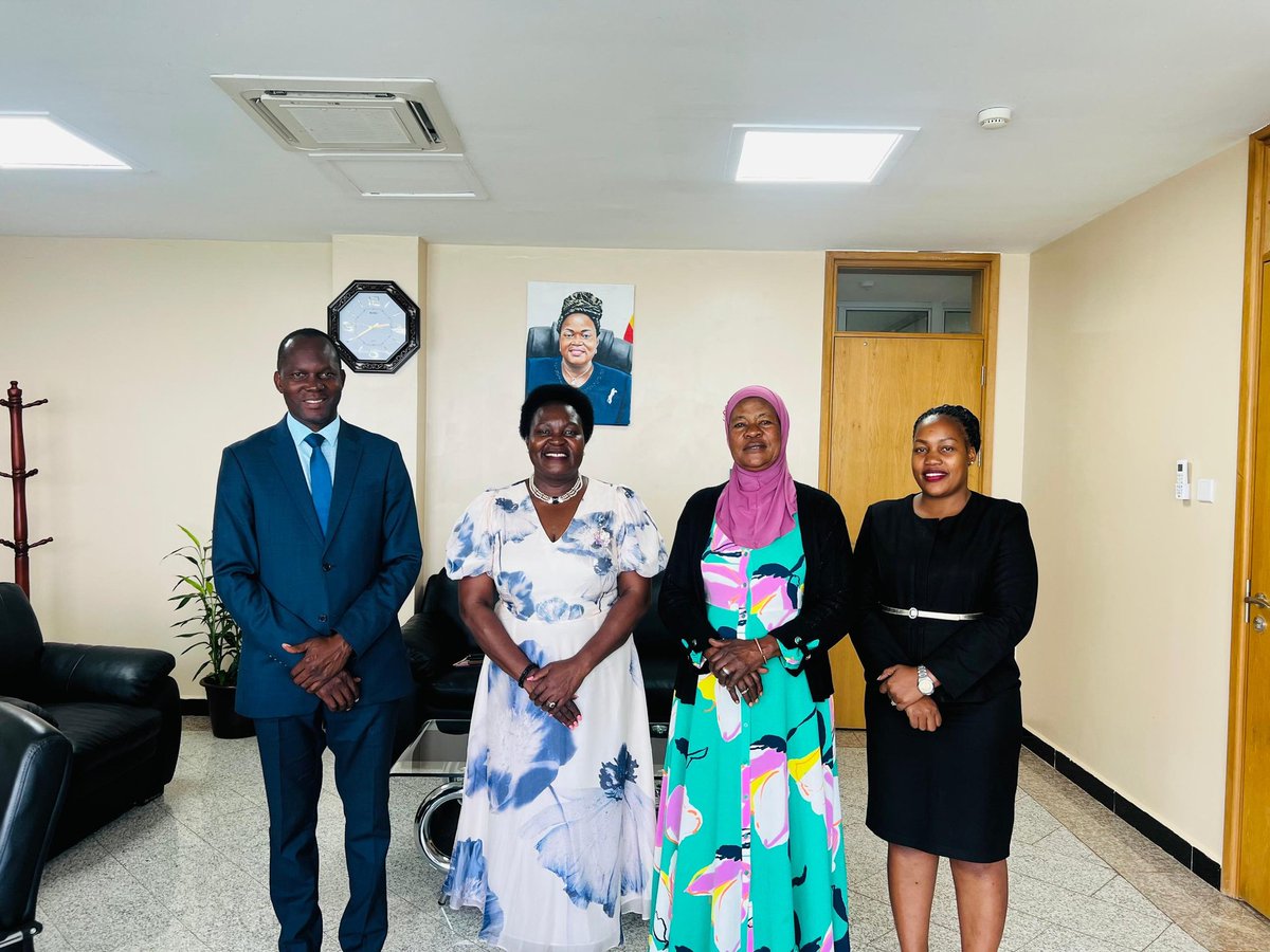 BugandaKingdom_'s tweet image. Mu kaweefube w'okutumbula obutondebwensi, leero Owek. Noah Kiyimba ne Owek. Mariam Mayanja Nkalubo basisinkanye Hon. Ruth Nankabirwa Minisita w'Ebyobugagga obwensibo n'amasanyalaze. Boogedde ku butya bwe bongera okukubiriza abantu okwettanira okufumbisa amasanyalaze bakomye…
