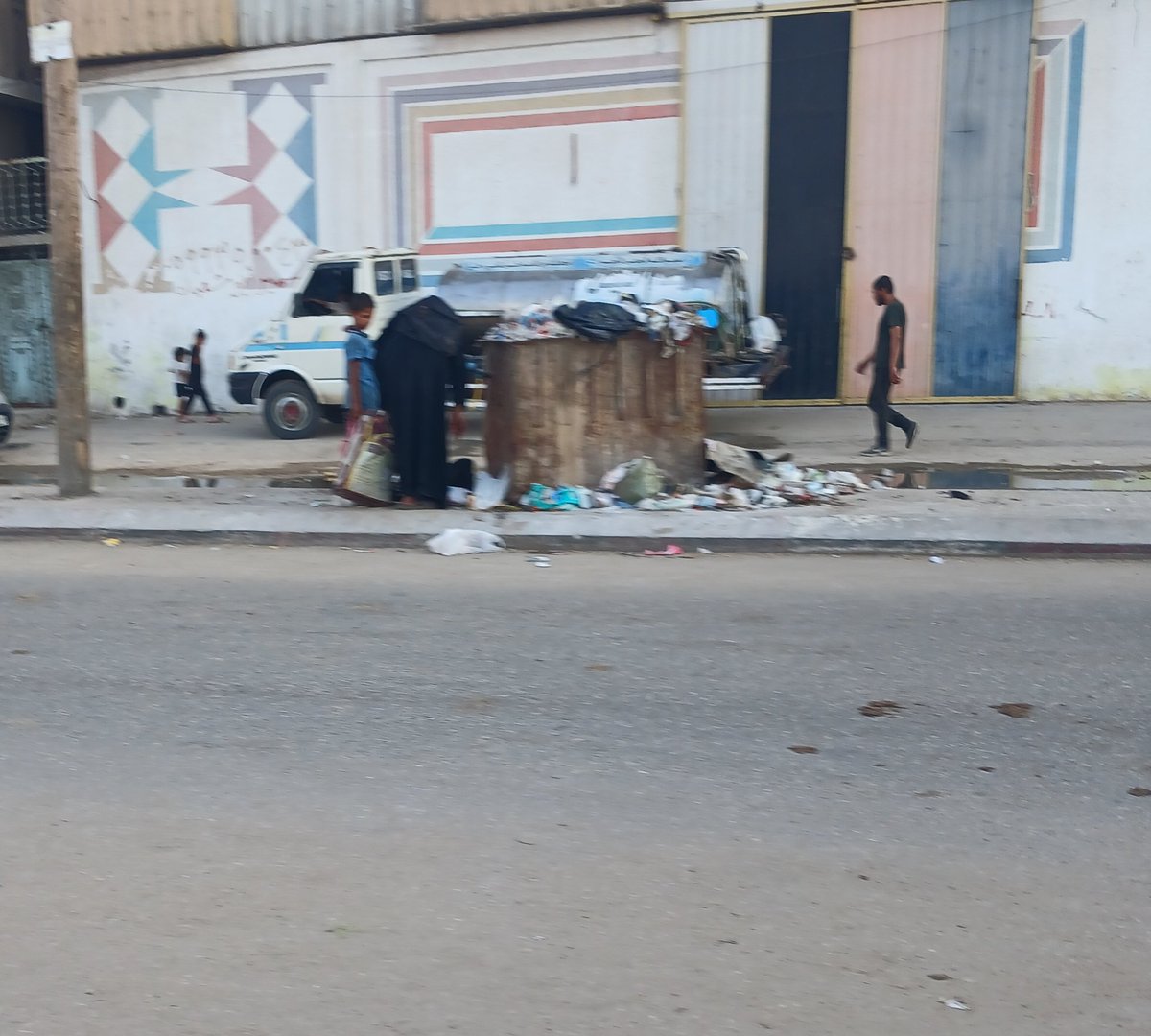 PalPress24's tweet image. As I walk down the street, this scene repeats itself often — a mother and her child rummaging through a garbage bin, searching for anything: food or plastic to start a fire. This is suffering beyond what we can bear. Stop the famine in #Gaza.