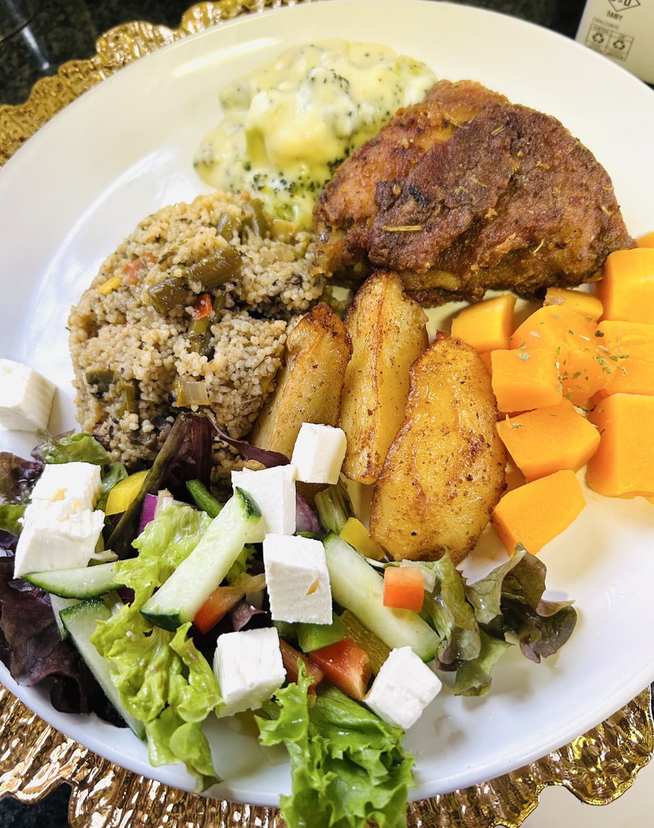 Sandraboyce19's tweet image. this plate looks like I’m feeding a village, not mine🤞🏽🤐
I’m an average mum who reads and knows her way around the kitchen
Couscous, fried chicken, potato wedges, steamed butternut, broccoli in white sauce and a salad #womanthatlovetocook #pretoria #Durban #youbelong #Rakgadi